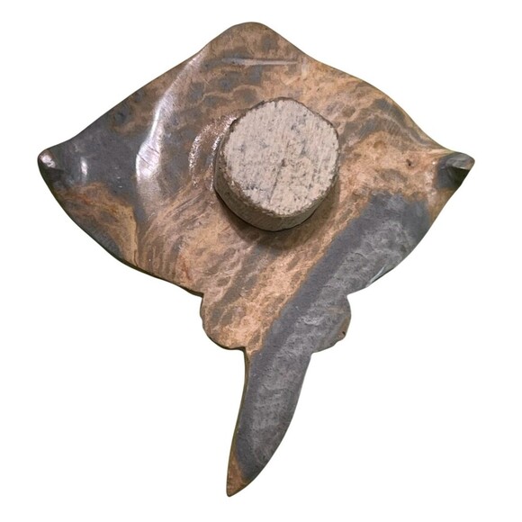 Vintage Stingray Stone Carved Figure Decor Magnet Coastal Beach 2 7/8" x 2 1/2" - Picture 4 of 5